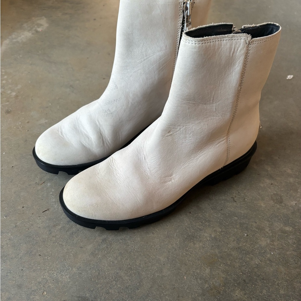 Sorel White Ankle Boots with Black Soles